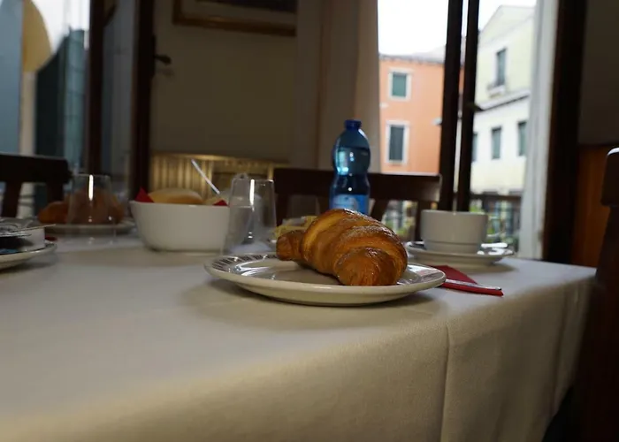 Отель Canada 2*