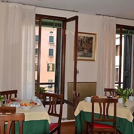 Canada Hotel 2*