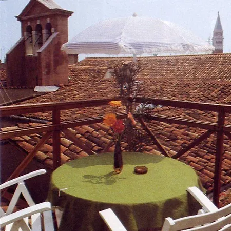 Hotel Canada 2*