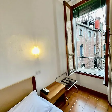 Canada Hotel 2*